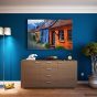 开云app 编辑部成员头像插画，一位编辑在沙色墙面背景前对照多块屏幕核对页面来源与跳转链路，桌面散落便签，光线偏冷白，气氛专注而克制